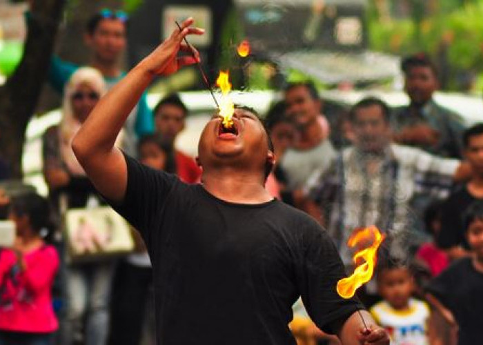 Kesenian Ekstem Dari Banten, Makan Bara Api dan Tusuk Perut dengan Golok