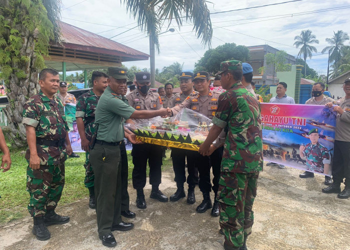 HUT ke 77 TNI, Polsek Pino Raya dan Pino Beri Tumpeng ke Koramil Pino