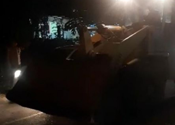 Dua Regu TRC Bersihkan Material Longsor di Jalan Lintas Manna - Tanjung Sakti, Arus Lalu lintas Masih Lumpuh