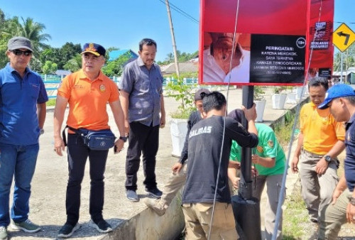 Satpol PP Bengkulu Selatan Bongkar Papan Reklame PT Djarum