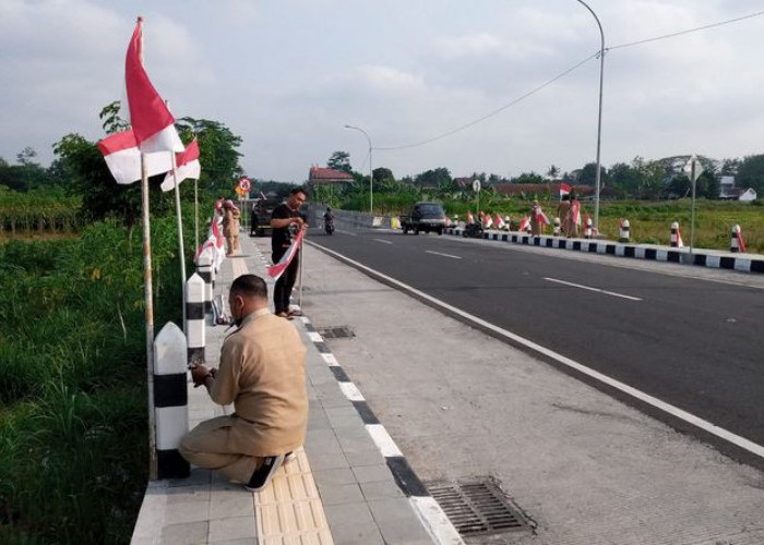HUT ke-78 RI, Pemkab Bengkulu Selatan Pasang Bendera Bertiang Bambu Sepanjang 2 KM