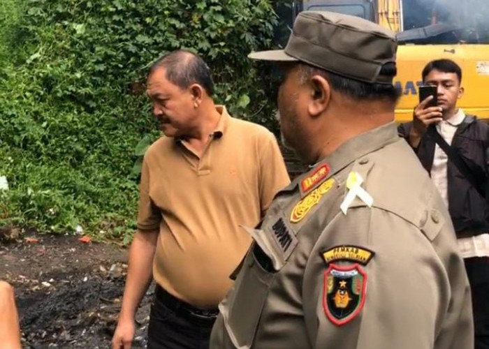 Bupati Rifa’i Tajudin Pimpin Gotong Royong Bersihkan Drainase dan Sampah di Jembatan Air Manna–Ketaping
