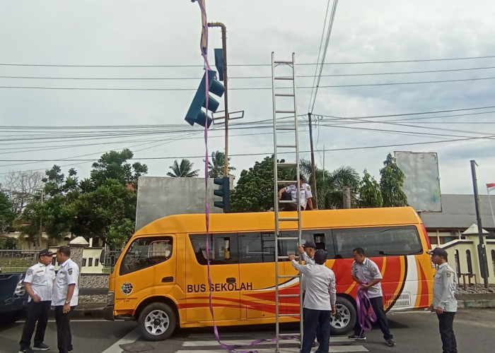 Petugas Dinas Perhubungan Bengkulu Selatan melepas traffic light yang lepas dari tiang Selasa (7/2/2023)