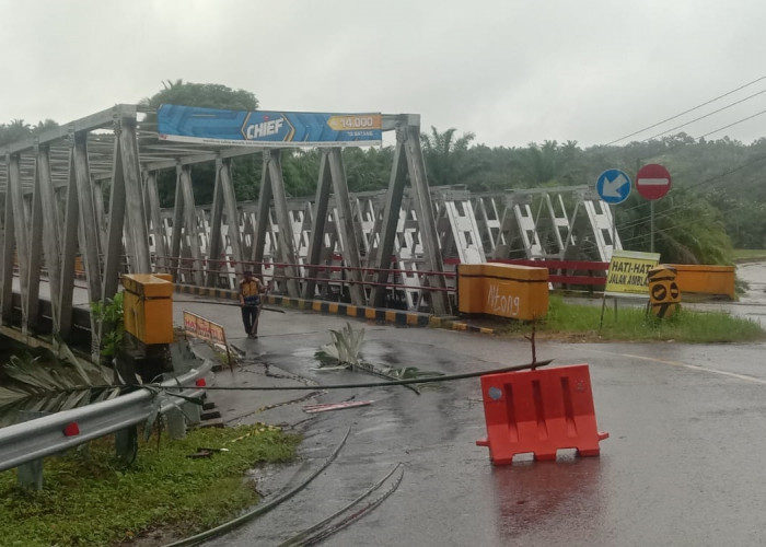 Jalan Lintas Bengkulu Selatan-Seluma Ambles, Akses Cinto Mandi-Telaga Dalam Putus