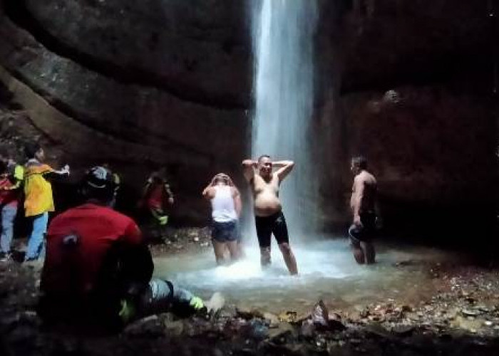 Tempat Bertapa Raja, Air Terjun Dalam Goa di Muara Sahung, Dikunjungi 13 Turis Asing