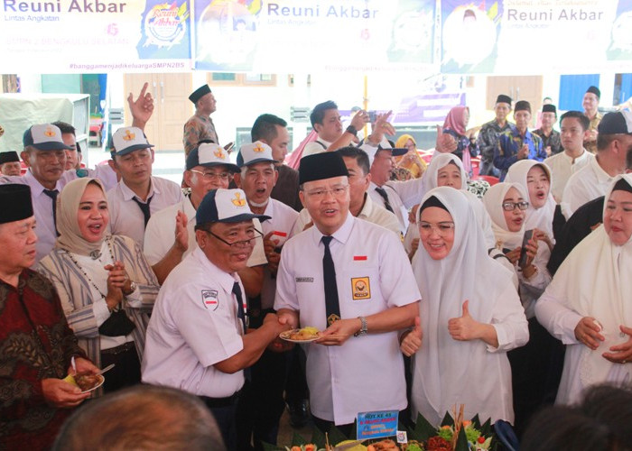 Reuni Akbar SMPN 2 Bengkulu Selatan, Gubernur Bengkulu dan Kepala Dinas Gunakan Seragam Sekolah