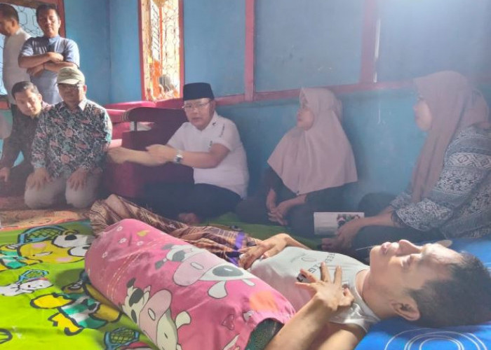 Warga Seluma yang Sakit Didatangi Gubernur Bengkulu, Berikan Santunan, Siap Kawal Pengobatan Hingga Sembuh 