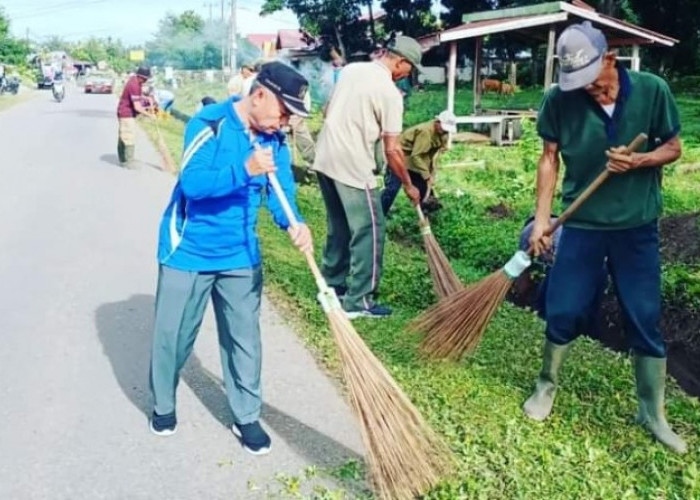 Jaga Kebersihan Lingkungan, TNI dan Warga Goro Bersama
