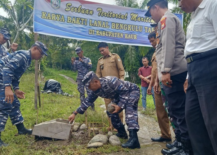 Bangun Jalan Rabat Beton, Prajurit TNI AL 'Serbu' Desa Parda Suka Kabupaten Kaur 