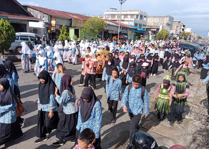 Parade Batik Sekundang, Ribuan ASN dan Pelajar Bengkulu Selatan Turun ke Jalan