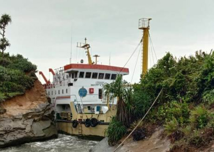 KM Sabuk Nusantara 46 yang Kandas di Bengkulu Selatan untuk Docking