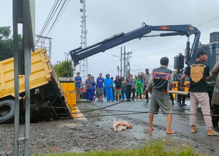 Evakuasi Truk Nyungsep, Polres Seluma Terjunkan Mobil Water Canon 