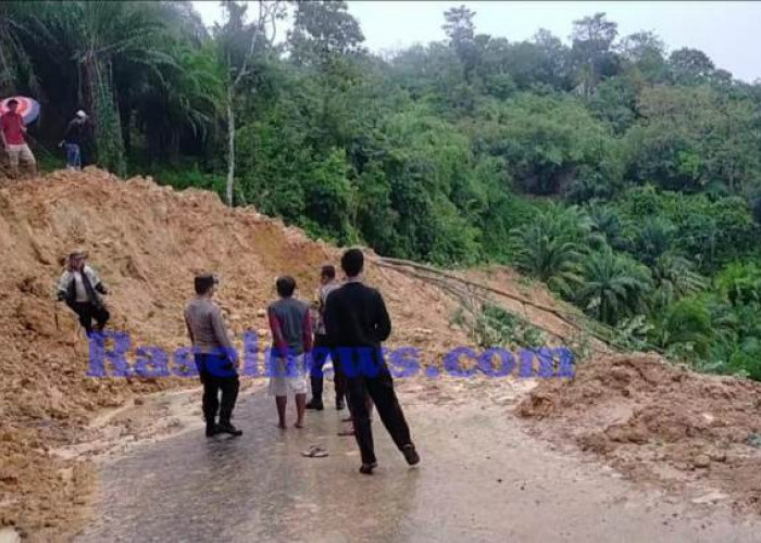 BREAKING NEWS: Tertimbun Longsor Jalan di Bengkulu Lumpuh Total