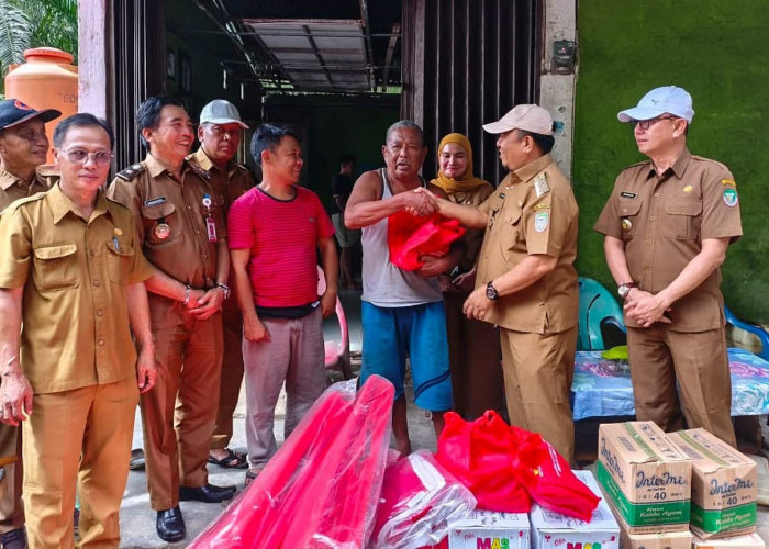 Pemkab Seluma Serahkan Bantuan Kepada Korban Banjir