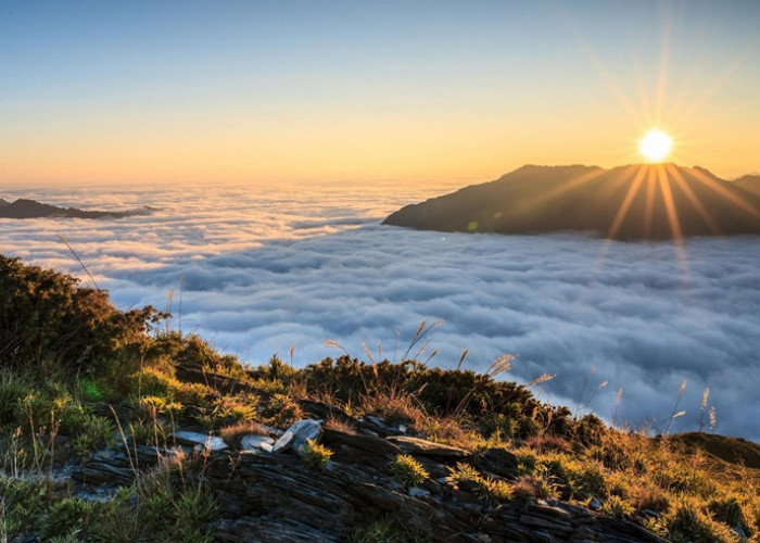 Fakta Unik Gunung Luhur Tempat Wisata di Indonesia, Berjuluk Negeri di Atas Awan, Antrean Pengunjung 7 KM