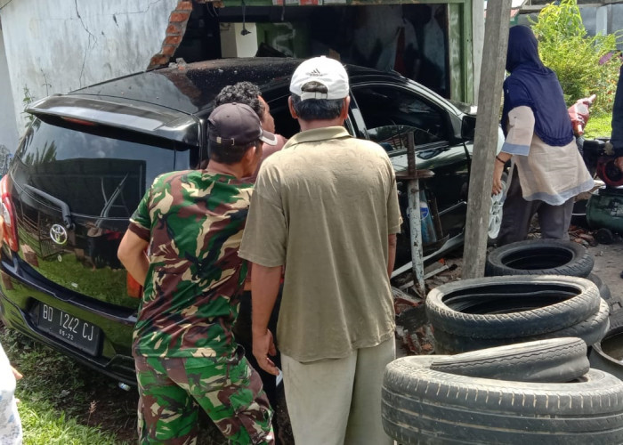 Hilang Kendali, Mobil Agya Tabrak Bengkel di Desa Pasar Pino