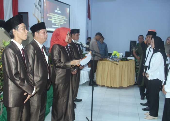 [FOTO] Ketua KPU Bengkulu Selatan Lantik 474 Panitia Pemungutan Suara (PPS) Pilkada 2024 Terpilih