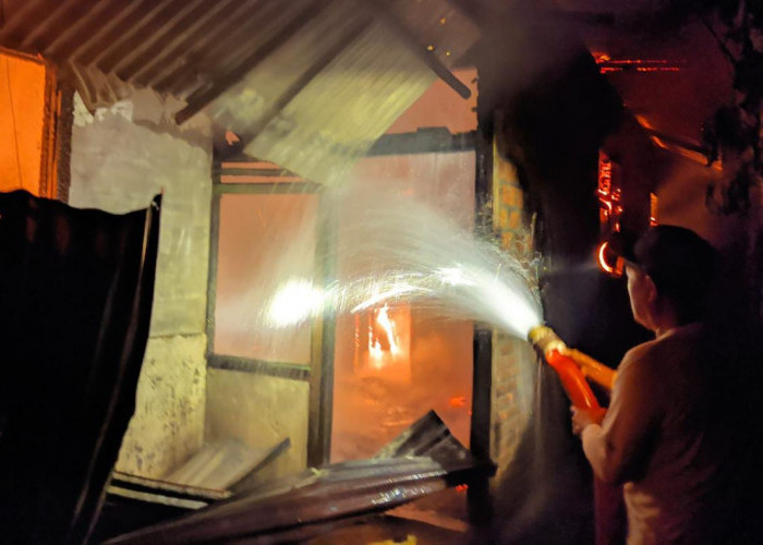 Jelang Sahur, Rumah Warga Tanjung Raman Terbakar