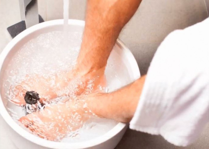 Merendam Kaki dalam Air Garam Ternyata Bisa Mengatasi Masalah Kesehatan, Salah Satunya Menghilangkan Bau Kaki