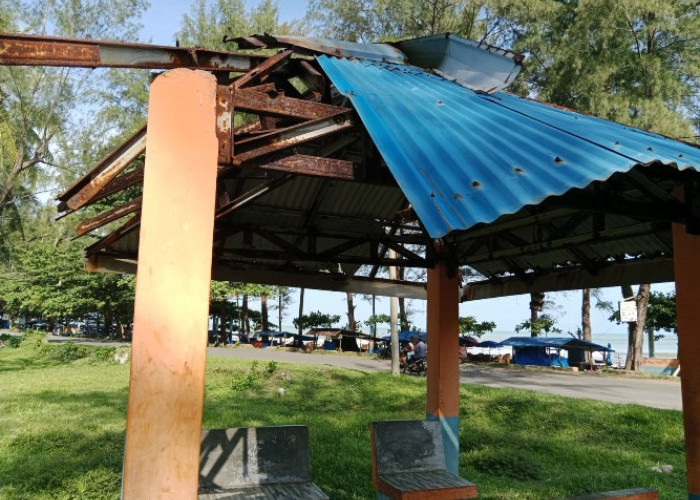 Miris, Mayoritas Gazebo Pantai Pasar Bawah Rusak Parah, Pengunjung Harus Waspada bangunan Bisa Saja Runtuh