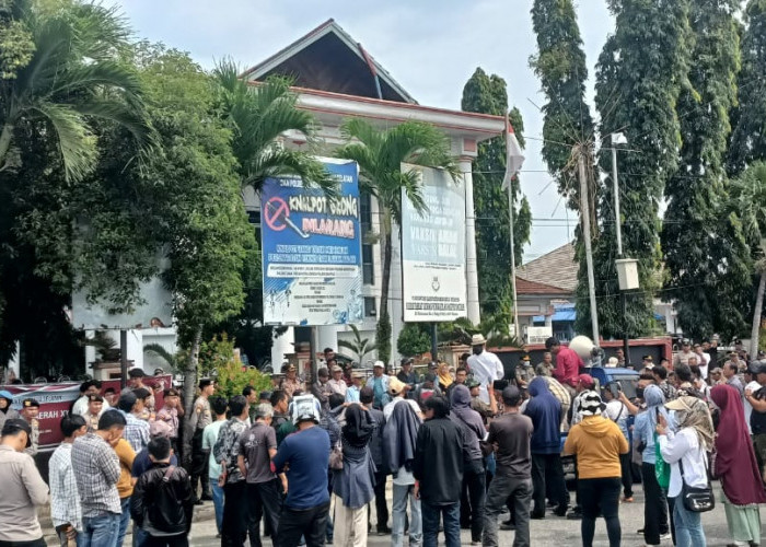 BREAKING NEWS: Gedung DPRD Bengkulu Selatan Diserbu Ratusan Massa