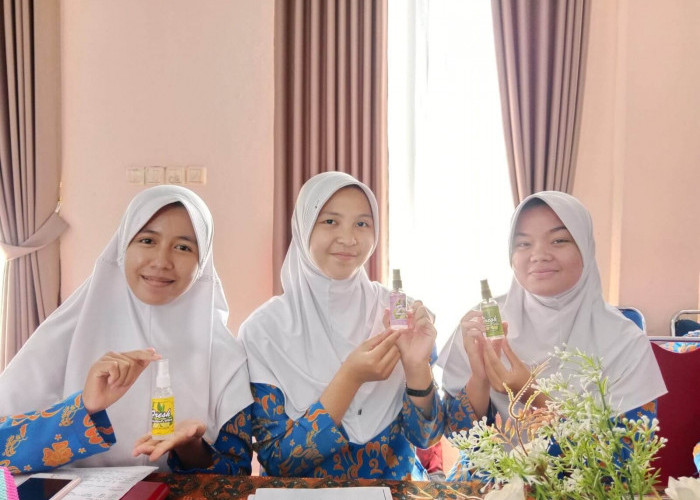 KEREN! Pelajar SMA di Bengkulu Selatan Ciptakan Deodorant dari Jeruk Purut