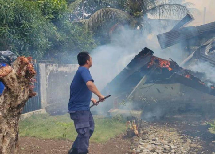 BREAKING NEWS: Rumah Warga Bengkulu Selatan Terbakar, Kerugian Ditaksir Ratusan Juta