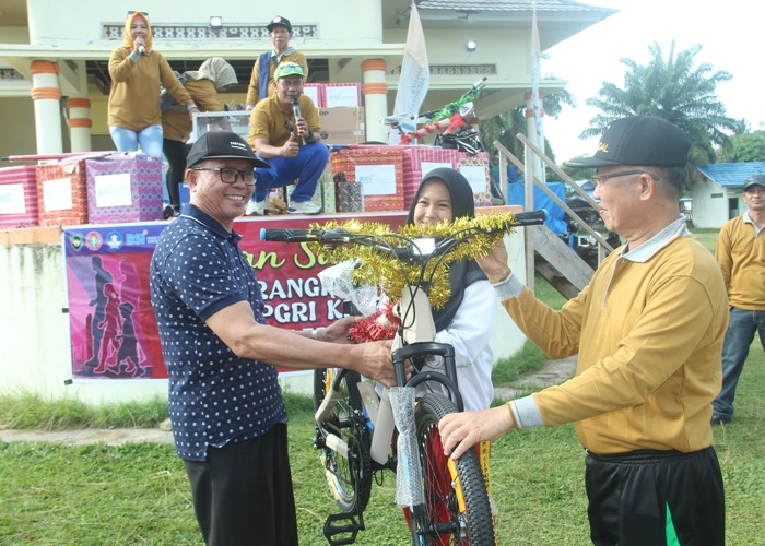 Jalan Santai HUT PGRI dan HGN di Bengkulu Selatan: Pelajar SMPN 9 dan SDN 16 Raih Hadiah Utama Dari Bupati