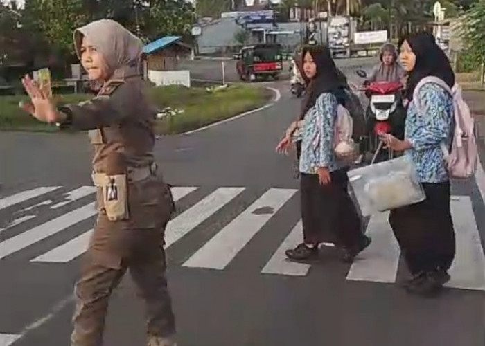 Tidak Hanya Tertibkan Ternak, Satpol PP Bengkulu Selatan Hadir untuk Keselamatan Pelajar di Jalan Raya