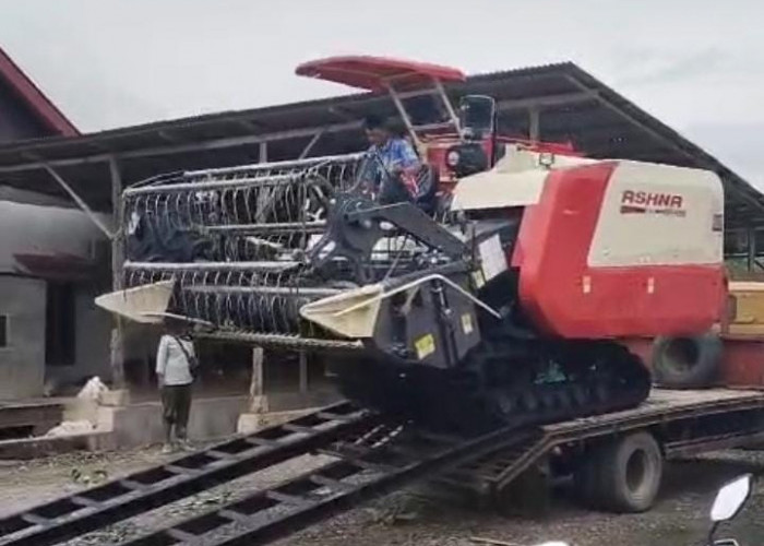 Bisa Panen Padi Pakai Mesin Combine, Petani Ucapkan Terima Kasih ke Bupati Rifai Tajudin