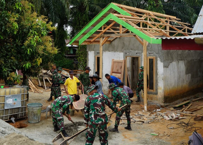 Personel Kodim 0408 Bengkulu Selatan Bedah Rumah Warga Kembang Ayun