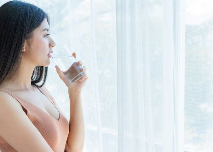 Rutin Minum Air Putih Hangat Teratur di Pagi Hari dan Sebelum Tidur, Ini yang Terjadi