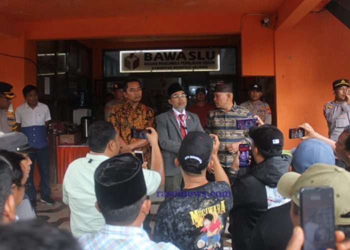 [FOTO] Bawaslu Bengkulu Selatan Menolak Permohonan Bakal Paslon Reskan Effendi-Faizal Mardianto