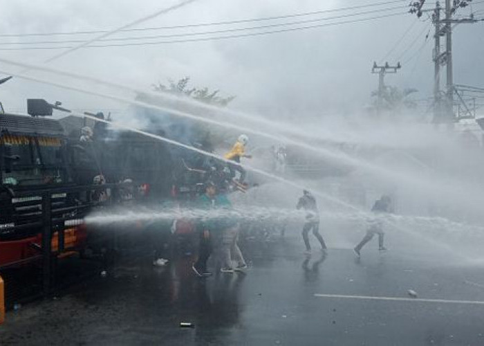 Demo di Bengkulu Ricuh: Polisi Lepaskan Gas Air Mata, Pendemo Lempar Batu 