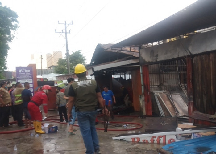 BREAKING NEWS: Kebakaran di Bengkulu Hanguskan 7 Unit Bangunan, Kakek-Nenek Terjebak