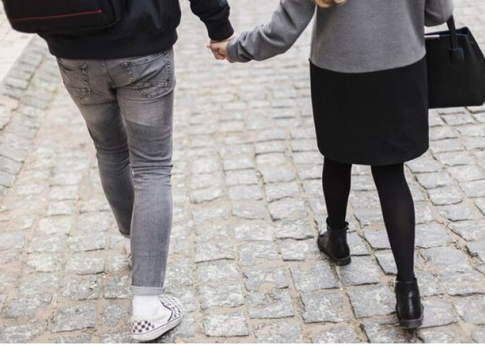 Makna 8 Gaya Berpegangan Tangan dengan Pasangan Menurut Pakar Bahasa Tubuh, Anda yang Mana?