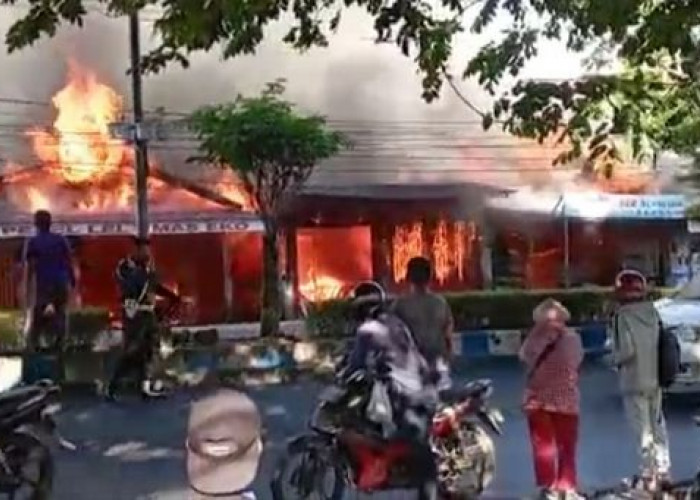 BREAKING NEWS: 3 Ruko di Kota Bengkulu Terbakar