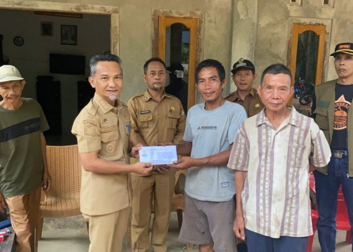 Wabup Kaur Salurkan Bantuan untuk Korban Kebakaran Pondok Kebun di Muara Sahung