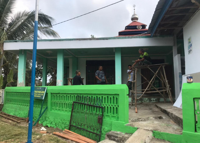 Satgas TMMD Bengkulu Selatan dan Warga Kompak Mengecat Masjid di Desa Kembang Ayun