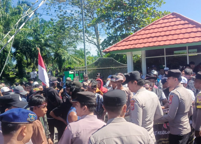 Masyarakat Muara Sahung Kembali Demo PN Bintuhan dan DPRD Kaur, Ini Tuntutannya