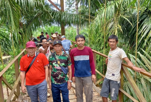 Holman Ikut Gotong Royong Perbaiki Jembatan, Siap Perjuangkan Anggaran Rehab 