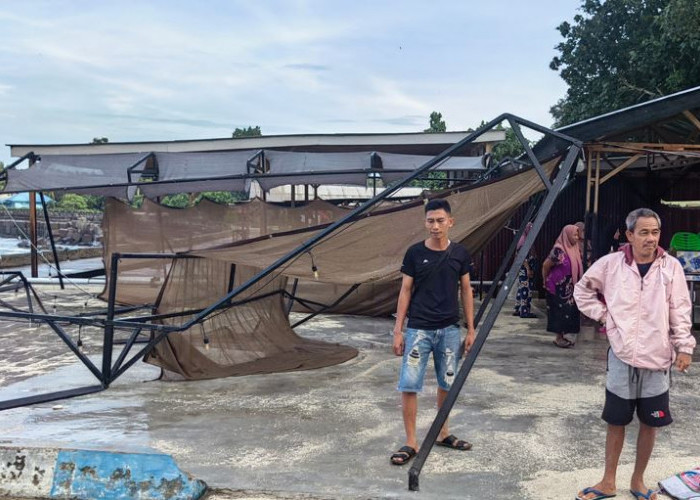 Ombak Besar Hantam Kabupaten Kaur! Perahu Hilang, Tempat Usaha di Pelabuhan Linau Rusak