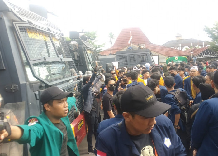 Demo Tolak Kenaikan BBM, Ribuan Massa Desak Masuk Gedung DPRD Provinsi