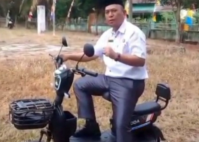 Hemat BBM, Camat Ulu Manna Ngantor Pakai Sepeda Listrik