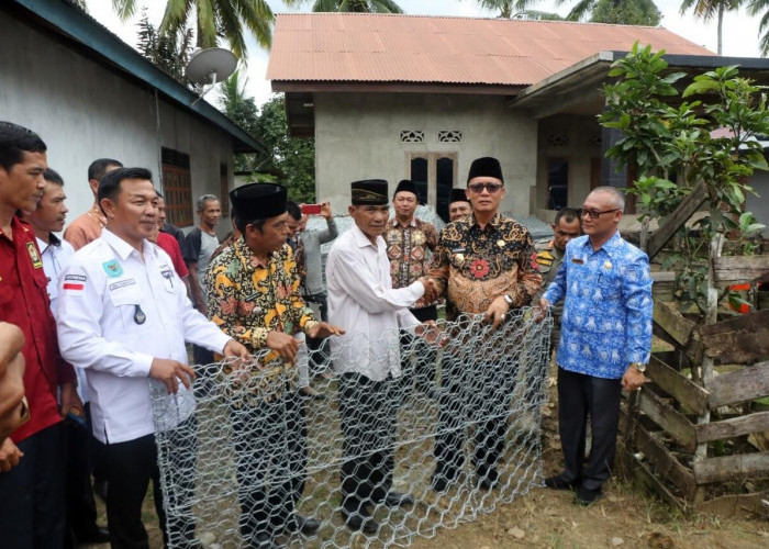 Bupati Kaur Serahkan 476 Unit Kawat Bronjong Kepada Petani, harapannya Hasil panen Meningkat
