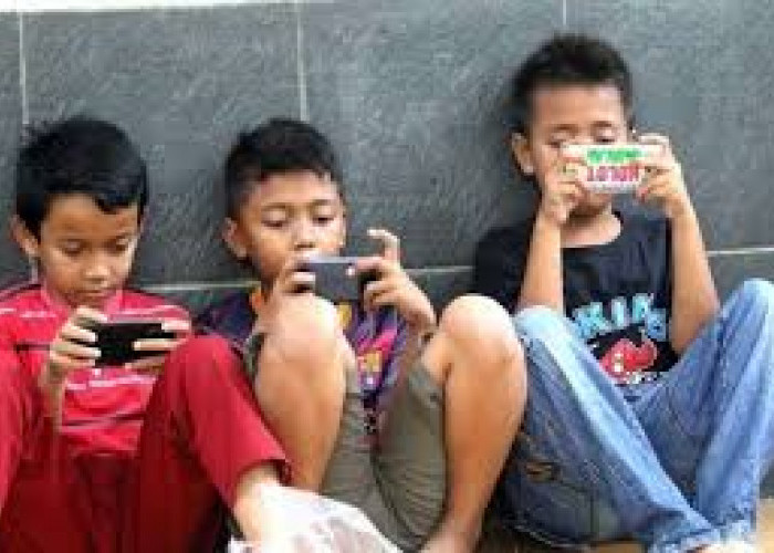 Komisi I DPR Usulkan SKB Pembatasan Internet dan Ponsel untuk Anak-anak