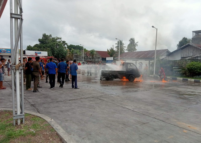 BREAKINGNEWS: Suzuki Pick Up Terbakar di SPBU Bengkulu Selatan