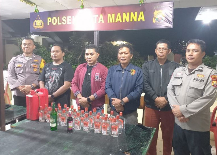 Gerebek Warem, Polsek Kota Manna Sita Puluhan Botol Miras dan Tuak