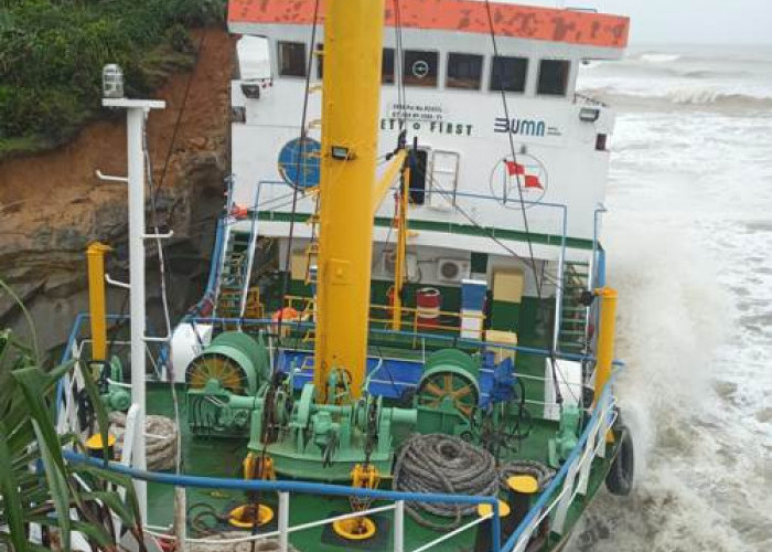 BREAKING NEWS: Kapal Terdampar di Pino Guntung