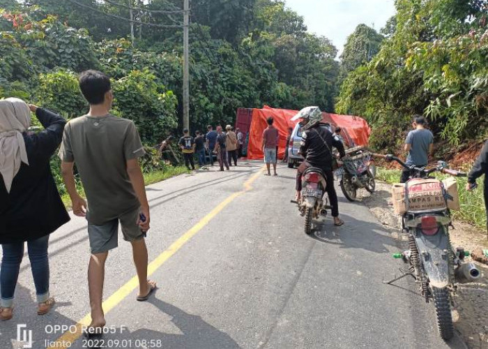 BREAKING NEWS: Fuso Terbalik Jalan Lintas Sumatera Lumpuh Total 